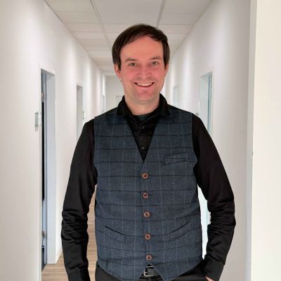Porträt von Jan Käpernick, Versicherungsexperte bei 'Künstler für Künstler', spezialisiert auf individuelle Versicherungslösungen für Künstler.