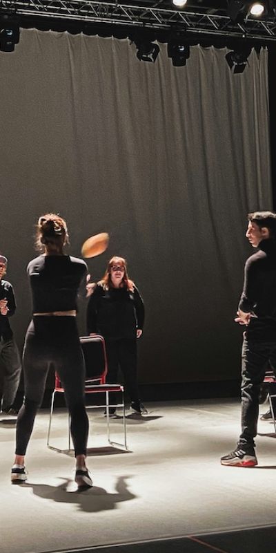 Stapel von Büchern, die auf einem Tisch liegen, um die Wichtigkeit von Rechtsschutzversicherung für Künstler zu symbolisieren.