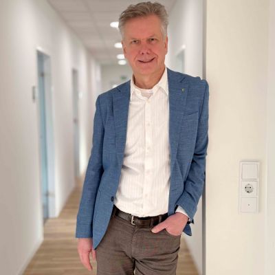 Porträt von Jens Schoenenberg, Künstlerberater, bei 'Künstler für Künstler'.