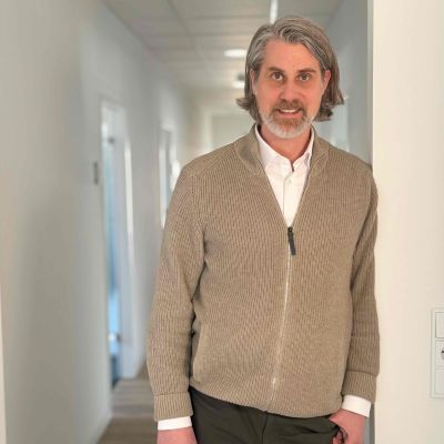 Porträt von Thomas Fitschen, Künstlerberater, bei 'Künstler für Künstler'.