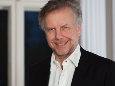 Porträt von Jens Schoenenberg, Künstlerberater, bei 'Künstler für Künstler'.