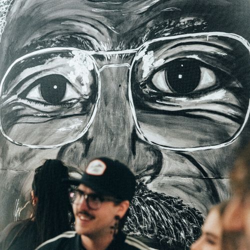 Bild in einer Galerie Ausstellung, im Vordergrund der Künstler, um ihn herum Vernissagegäste