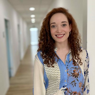 Porträt von Lisa Wolfert, Künstlerberater, bei 'Künstler für Künstler'.