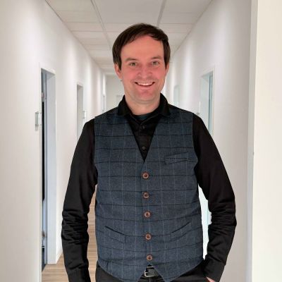 Porträt von Jan Käpernick, Künstlerberater, bei 'Künstler für Künstler'.